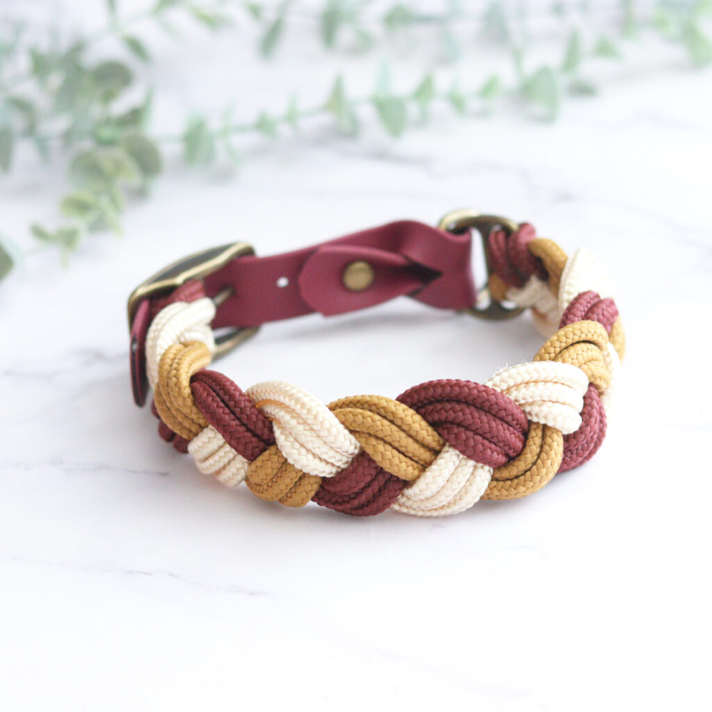 gevlochten halsband | Bordeaux / goud / karamel