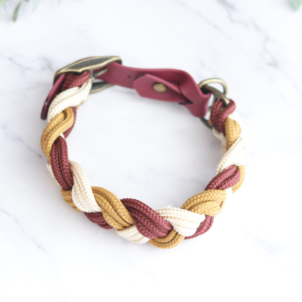 gevlochten halsband | Bordeaux / goud / karamel