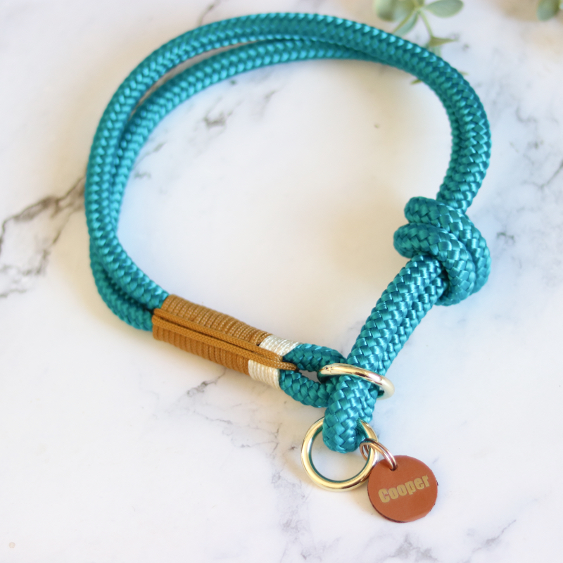 Luxe ronde sliphalsband voor hond met verstelbare stopknoop, gemaakt van sterk en soepel touw voor extra comfort en controle tijdens het wandelen en trainen.
