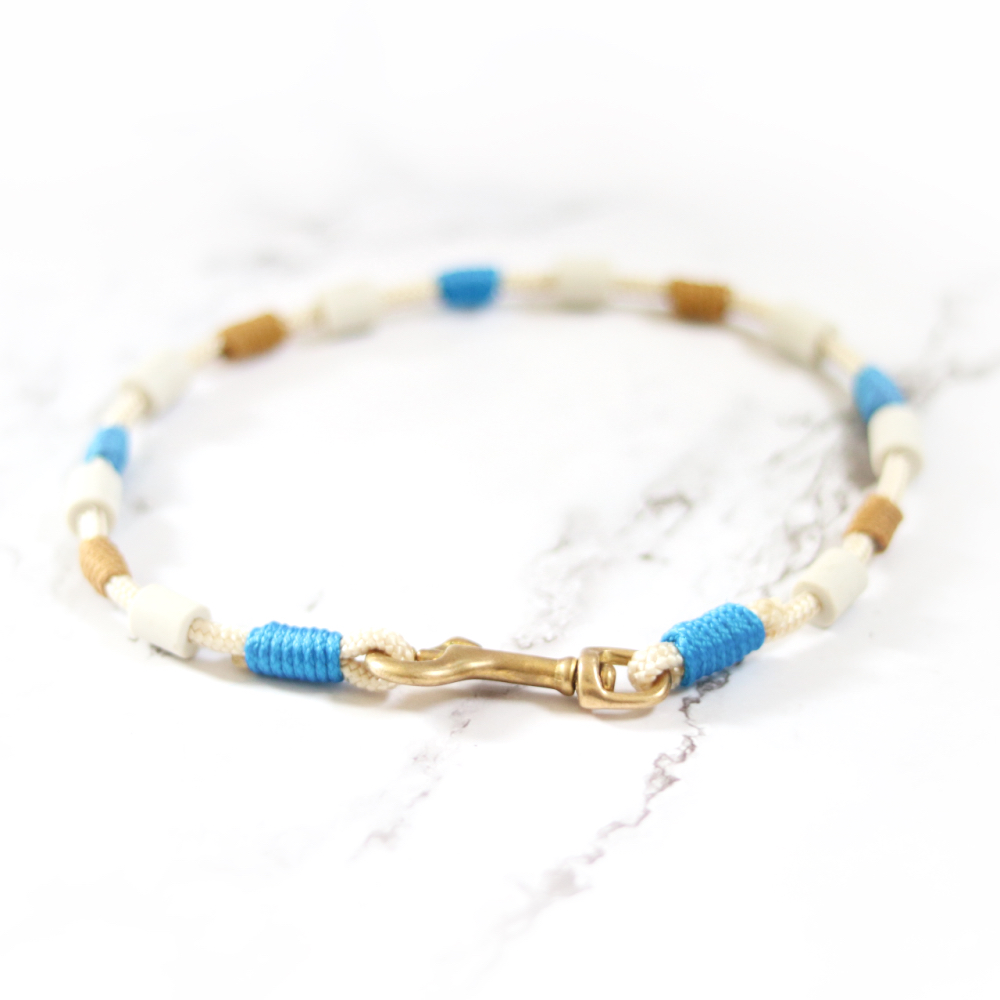 Een op maat gemaakte teken- en vlooienhalsband met natuurlijke en keramische stenen, ontworpen om zowel je huisdier te beschermen als een stijlvolle toevoeging aan hun look te bieden
